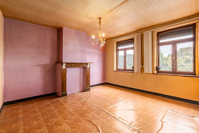 Cette spacieuse maison familiale est situ&eacute;e &agrave; proximit&eacute; du centre de Vilvorde et dispose de pas moins de 5 chambres, d&rsquo;un grenier suppl&eacute;mentaire, d&rsquo;une cave et d&rsquo;une terrasse. Gr&acirc;ce &agrave; ses beaux volumes et &agrave; ses diff&eacute;rents niveaux, la maison 