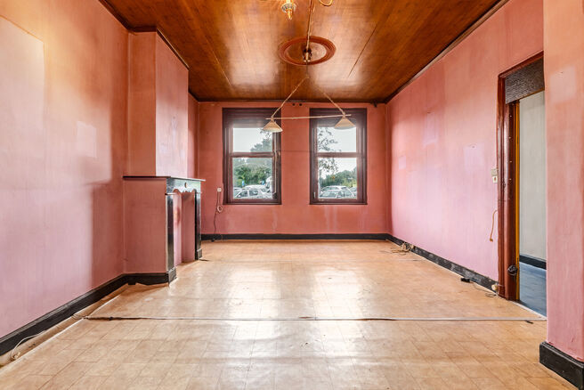 Cette spacieuse maison familiale est situ&eacute;e &agrave; proximit&eacute; du centre de Vilvorde et dispose de pas moins de 5 chambres, d&rsquo;un grenier suppl&eacute;mentaire, d&rsquo;une cave et d&rsquo;une terrasse. Gr&acirc;ce &agrave; ses beaux volumes et &agrave; ses diff&eacute;rents niveaux, la maison 