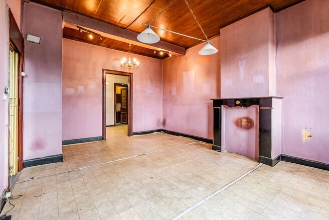 Cette spacieuse maison familiale est situ&eacute;e &agrave; proximit&eacute; du centre de Vilvorde et dispose de pas moins de 5 chambres, d&rsquo;un grenier suppl&eacute;mentaire, d&rsquo;une cave et d&rsquo;une terrasse. Gr&acirc;ce &agrave; ses beaux volumes et &agrave; ses diff&eacute;rents niveaux, la maison 