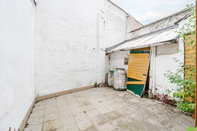 Cette spacieuse maison familiale est situ&eacute;e &agrave; proximit&eacute; du centre de Vilvorde et dispose de pas moins de 5 chambres, d&rsquo;un grenier suppl&eacute;mentaire, d&rsquo;une cave et d&rsquo;une terrasse. Gr&acirc;ce &agrave; ses beaux volumes et &agrave; ses diff&eacute;rents niveaux, la maison 