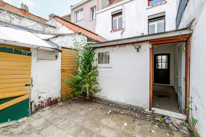 Cette spacieuse maison familiale est situ&eacute;e &agrave; proximit&eacute; du centre de Vilvorde et dispose de pas moins de 5 chambres, d&rsquo;un grenier suppl&eacute;mentaire, d&rsquo;une cave et d&rsquo;une terrasse. Gr&acirc;ce &agrave; ses beaux volumes et &agrave; ses diff&eacute;rents niveaux, la maison 