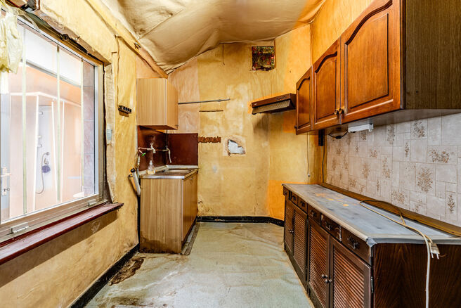 Cette spacieuse maison familiale est situ&eacute;e &agrave; proximit&eacute; du centre de Vilvorde et dispose de pas moins de 5 chambres, d&rsquo;un grenier suppl&eacute;mentaire, d&rsquo;une cave et d&rsquo;une terrasse. Gr&acirc;ce &agrave; ses beaux volumes et &agrave; ses diff&eacute;rents niveaux, la maison 