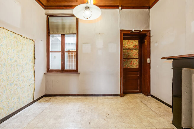 Cette spacieuse maison familiale est situ&eacute;e &agrave; proximit&eacute; du centre de Vilvorde et dispose de pas moins de 5 chambres, d&rsquo;un grenier suppl&eacute;mentaire, d&rsquo;une cave et d&rsquo;une terrasse. Gr&acirc;ce &agrave; ses beaux volumes et &agrave; ses diff&eacute;rents niveaux, la maison 