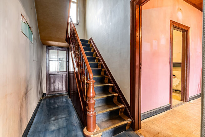 Cette spacieuse maison familiale est situ&eacute;e &agrave; proximit&eacute; du centre de Vilvorde et dispose de pas moins de 5 chambres, d&rsquo;un grenier suppl&eacute;mentaire, d&rsquo;une cave et d&rsquo;une terrasse. Gr&acirc;ce &agrave; ses beaux volumes et &agrave; ses diff&eacute;rents niveaux, la maison 