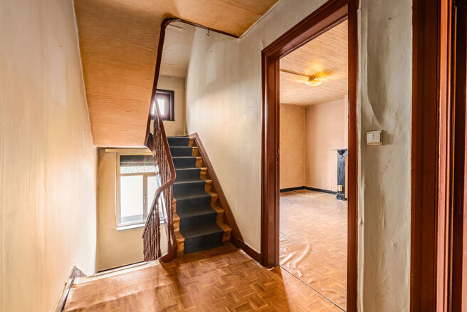 Cette spacieuse maison familiale est situ&eacute;e &agrave; proximit&eacute; du centre de Vilvorde et dispose de pas moins de 5 chambres, d&rsquo;un grenier suppl&eacute;mentaire, d&rsquo;une cave et d&rsquo;une terrasse. Gr&acirc;ce &agrave; ses beaux volumes et &agrave; ses diff&eacute;rents niveaux, la maison 