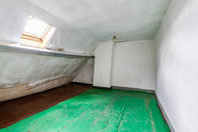 Cette spacieuse maison familiale est situ&eacute;e &agrave; proximit&eacute; du centre de Vilvorde et dispose de pas moins de 5 chambres, d&rsquo;un grenier suppl&eacute;mentaire, d&rsquo;une cave et d&rsquo;une terrasse. Gr&acirc;ce &agrave; ses beaux volumes et &agrave; ses diff&eacute;rents niveaux, la maison 