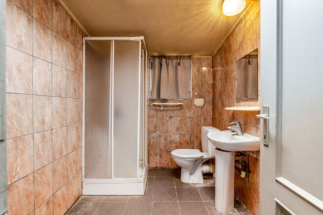 Cette spacieuse maison familiale est situ&eacute;e &agrave; proximit&eacute; du centre de Vilvorde et dispose de pas moins de 5 chambres, d&rsquo;un grenier suppl&eacute;mentaire, d&rsquo;une cave et d&rsquo;une terrasse. Gr&acirc;ce &agrave; ses beaux volumes et &agrave; ses diff&eacute;rents niveaux, la maison 