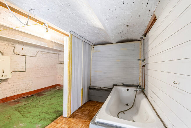 Cette spacieuse maison familiale est situ&eacute;e &agrave; proximit&eacute; du centre de Vilvorde et dispose de pas moins de 5 chambres, d&rsquo;un grenier suppl&eacute;mentaire, d&rsquo;une cave et d&rsquo;une terrasse. Gr&acirc;ce &agrave; ses beaux volumes et &agrave; ses diff&eacute;rents niveaux, la maison 