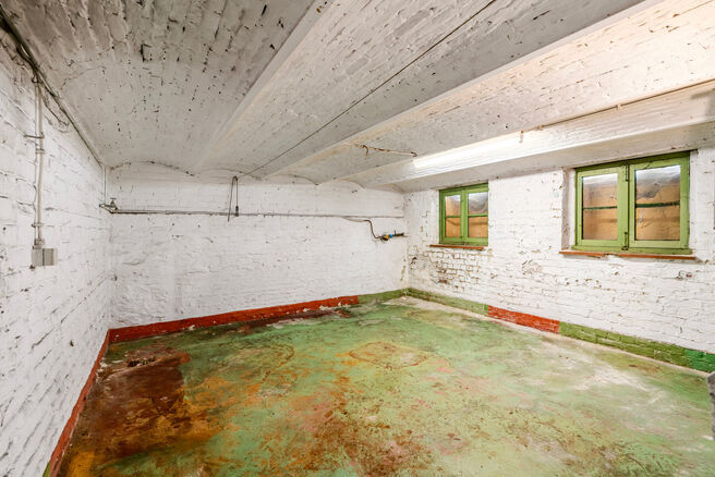 Cette spacieuse maison familiale est situ&eacute;e &agrave; proximit&eacute; du centre de Vilvorde et dispose de pas moins de 5 chambres, d&rsquo;un grenier suppl&eacute;mentaire, d&rsquo;une cave et d&rsquo;une terrasse. Gr&acirc;ce &agrave; ses beaux volumes et &agrave; ses diff&eacute;rents niveaux, la maison 
