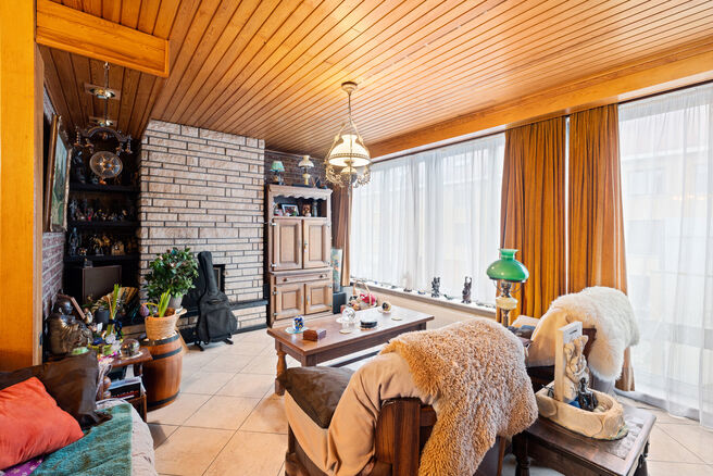 Cette solide maison de trois chambres b&eacute;n&eacute;ficie d&rsquo;un excellent emplacement &agrave; proximit&eacute; des transports en commun et de nombreuses commodit&eacute;s. Un atout majeur est son accessibilit&eacute; ais&eacute;e vers Bruxelles et le Ring de Bruxelles (R0). La maison dispos