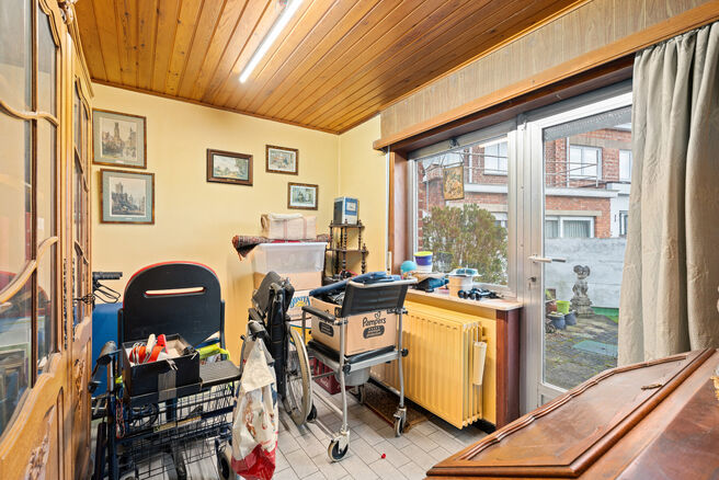 Cette solide maison de trois chambres b&eacute;n&eacute;ficie d&rsquo;un excellent emplacement &agrave; proximit&eacute; des transports en commun et de nombreuses commodit&eacute;s. Un atout majeur est son accessibilit&eacute; ais&eacute;e vers Bruxelles et le Ring de Bruxelles (R0). La maison dispos