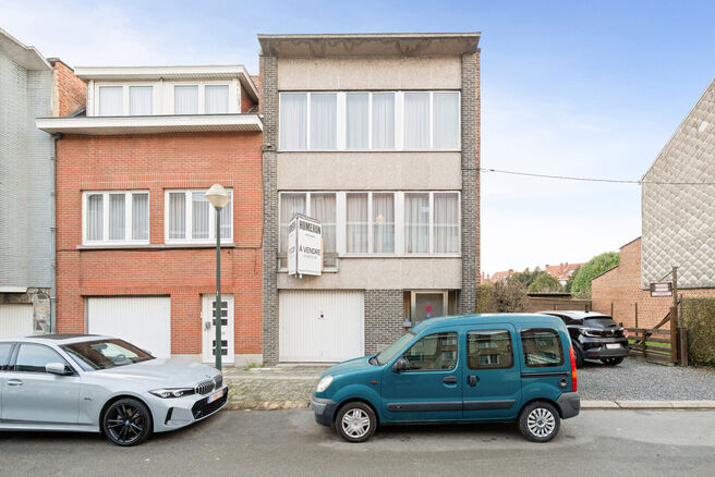Cette solide maison de trois chambres b&eacute;n&eacute;ficie d&rsquo;un excellent emplacement &agrave; proximit&eacute; des transports en commun et de nombreuses commodit&eacute;s. Un atout majeur est son accessibilit&eacute; ais&eacute;e vers Bruxelles et le Ring de Bruxelles (R0). La maison dispos