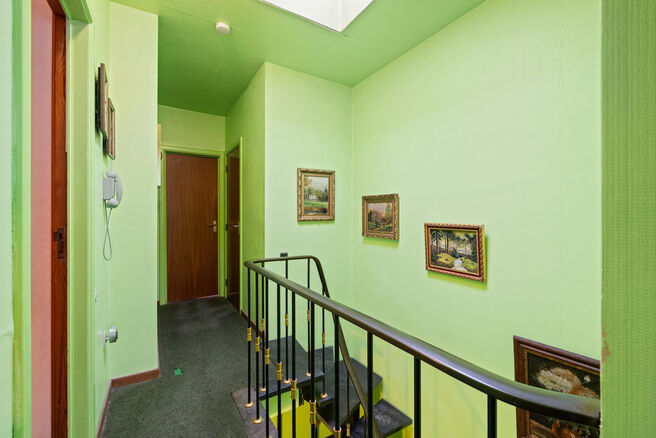 Cette solide maison de trois chambres b&eacute;n&eacute;ficie d&rsquo;un excellent emplacement &agrave; proximit&eacute; des transports en commun et de nombreuses commodit&eacute;s. Un atout majeur est son accessibilit&eacute; ais&eacute;e vers Bruxelles et le Ring de Bruxelles (R0). La maison dispos
