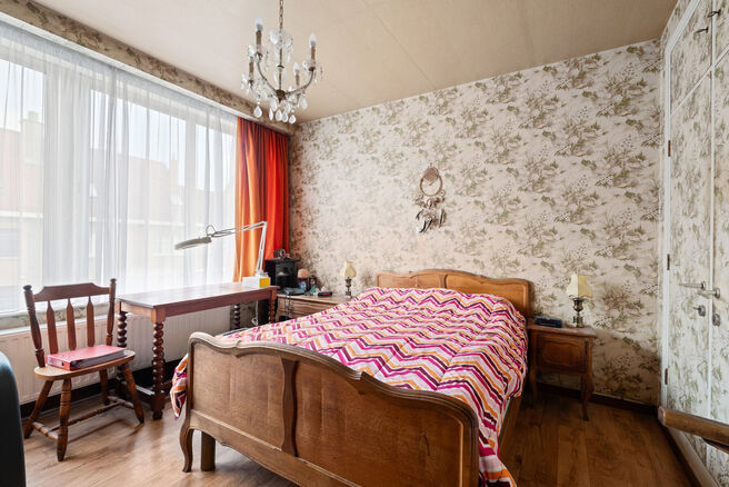 Cette solide maison de trois chambres b&eacute;n&eacute;ficie d&rsquo;un excellent emplacement &agrave; proximit&eacute; des transports en commun et de nombreuses commodit&eacute;s. Un atout majeur est son accessibilit&eacute; ais&eacute;e vers Bruxelles et le Ring de Bruxelles (R0). La maison dispos