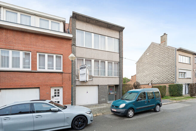 Cette solide maison de trois chambres b&eacute;n&eacute;ficie d&rsquo;un excellent emplacement &agrave; proximit&eacute; des transports en commun et de nombreuses commodit&eacute;s. Un atout majeur est son accessibilit&eacute; ais&eacute;e vers Bruxelles et le Ring de Bruxelles (R0). La maison dispos