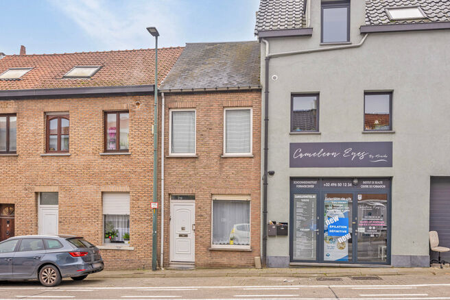 Cette maison de trois chambres avec un grand jardin sur un terrain de 310 m² est
idéalement située entre la périphérie flamande et Bruxelles, offrant d'excellentes connexions vers les deux régions.

En entrant, vous accédez au hall d'entrée, qui m