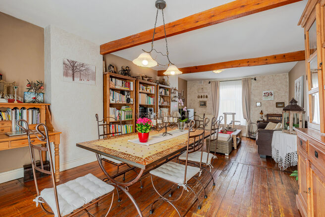 Cette spacieuse maison id&eacute;alement situ&eacute;e au c&oelig;ur de Zaventem offre 3 chambres &agrave; coucher de taille confortable, 
avec la possibilit&eacute; d&rsquo;en am&eacute;nager une 4ᵉ, 2 espaces de vie, 2 salles de bains ainsi qu&rsquo;un espace polyvalent au rez-de-chauss&eacute;e.
Un