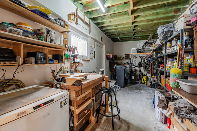 Cette spacieuse maison id&eacute;alement situ&eacute;e au c&oelig;ur de Zaventem offre 3 chambres &agrave; coucher de taille confortable, 
avec la possibilit&eacute; d&rsquo;en am&eacute;nager une 4ᵉ, 2 espaces de vie, 2 salles de bains ainsi qu&rsquo;un espace polyvalent au rez-de-chauss&eacute;e.
Un