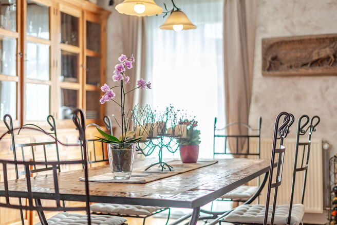 Cette spacieuse maison id&eacute;alement situ&eacute;e au c&oelig;ur de Zaventem offre 3 chambres &agrave; coucher de taille confortable, 
avec la possibilit&eacute; d&rsquo;en am&eacute;nager une 4ᵉ, 2 espaces de vie, 2 salles de bains ainsi qu&rsquo;un espace polyvalent au rez-de-chauss&eacute;e.
Un