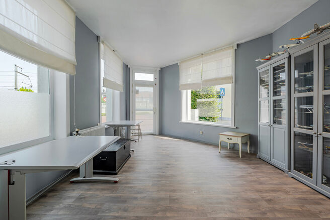 Cette spacieuse maison id&eacute;alement situ&eacute;e au c&oelig;ur de Zaventem offre 3 chambres &agrave; coucher de taille confortable, 
avec la possibilit&eacute; d&rsquo;en am&eacute;nager une 4ᵉ, 2 espaces de vie, 2 salles de bains ainsi qu&rsquo;un espace polyvalent au rez-de-chauss&eacute;e.
Un