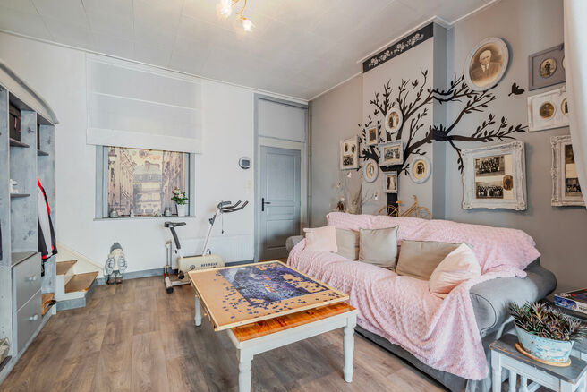 Cette spacieuse maison id&eacute;alement situ&eacute;e au c&oelig;ur de Zaventem offre 3 chambres &agrave; coucher de taille confortable, 
avec la possibilit&eacute; d&rsquo;en am&eacute;nager une 4ᵉ, 2 espaces de vie, 2 salles de bains ainsi qu&rsquo;un espace polyvalent au rez-de-chauss&eacute;e.
Un