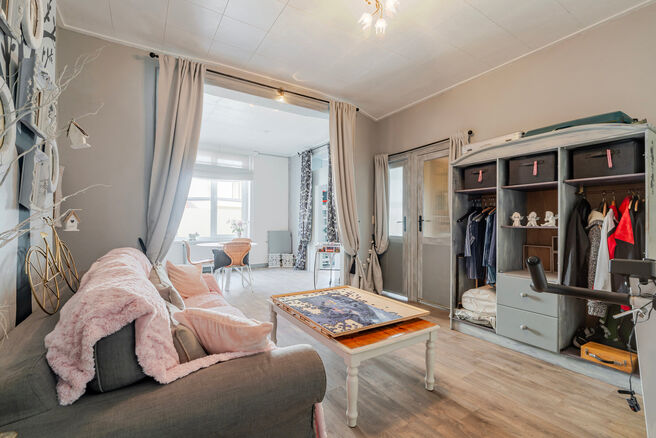 Cette spacieuse maison id&eacute;alement situ&eacute;e au c&oelig;ur de Zaventem offre 3 chambres &agrave; coucher de taille confortable, 
avec la possibilit&eacute; d&rsquo;en am&eacute;nager une 4ᵉ, 2 espaces de vie, 2 salles de bains ainsi qu&rsquo;un espace polyvalent au rez-de-chauss&eacute;e.
Un