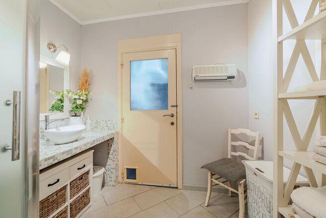 Cette spacieuse maison id&eacute;alement situ&eacute;e au c&oelig;ur de Zaventem offre 3 chambres &agrave; coucher de taille confortable, 
avec la possibilit&eacute; d&rsquo;en am&eacute;nager une 4ᵉ, 2 espaces de vie, 2 salles de bains ainsi qu&rsquo;un espace polyvalent au rez-de-chauss&eacute;e.
Un