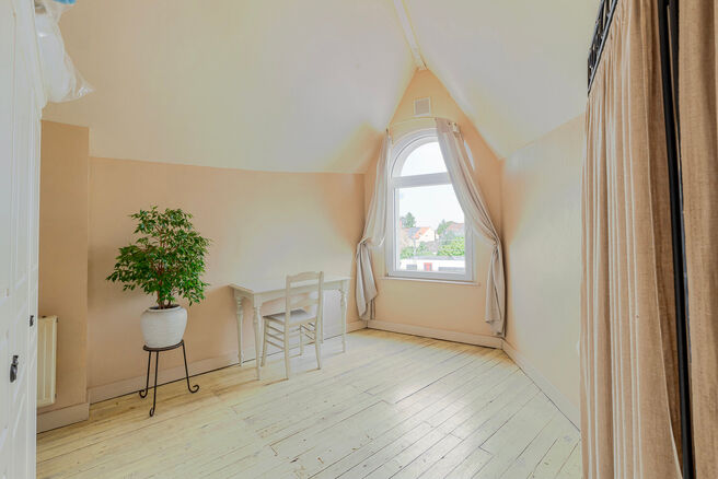 Cette spacieuse maison id&eacute;alement situ&eacute;e au c&oelig;ur de Zaventem offre 3 chambres &agrave; coucher de taille confortable, 
avec la possibilit&eacute; d&rsquo;en am&eacute;nager une 4ᵉ, 2 espaces de vie, 2 salles de bains ainsi qu&rsquo;un espace polyvalent au rez-de-chauss&eacute;e.
Un