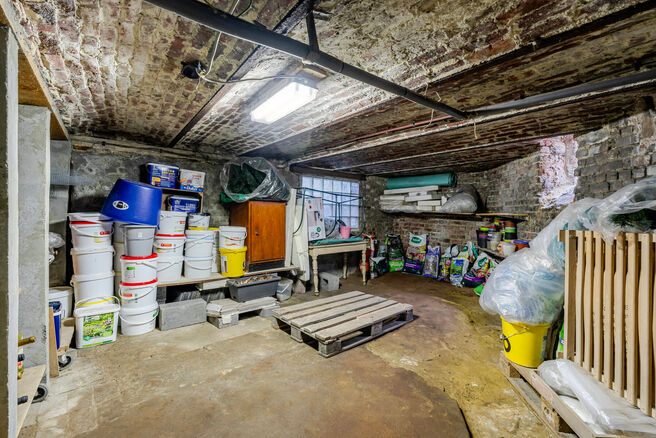 Cette spacieuse maison id&eacute;alement situ&eacute;e au c&oelig;ur de Zaventem offre 3 chambres &agrave; coucher de taille confortable, 
avec la possibilit&eacute; d&rsquo;en am&eacute;nager une 4ᵉ, 2 espaces de vie, 2 salles de bains ainsi qu&rsquo;un espace polyvalent au rez-de-chauss&eacute;e.
Un