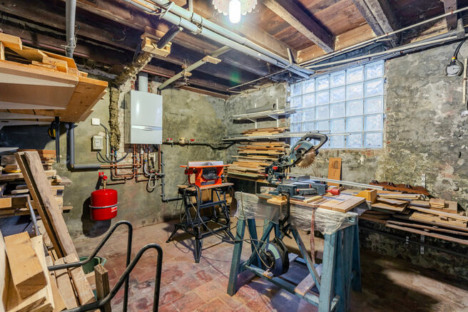 Cette spacieuse maison id&eacute;alement situ&eacute;e au c&oelig;ur de Zaventem offre 3 chambres &agrave; coucher de taille confortable, 
avec la possibilit&eacute; d&rsquo;en am&eacute;nager une 4ᵉ, 2 espaces de vie, 2 salles de bains ainsi qu&rsquo;un espace polyvalent au rez-de-chauss&eacute;e.
Un