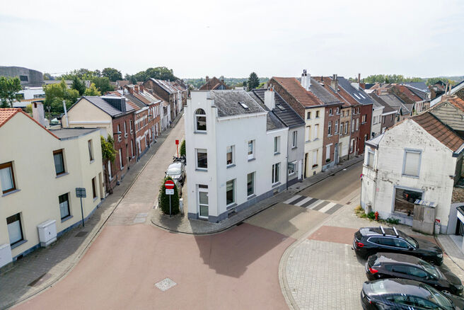Cette spacieuse maison id&eacute;alement situ&eacute;e au c&oelig;ur de Zaventem offre 3 chambres &agrave; coucher de taille confortable, 
avec la possibilit&eacute; d&rsquo;en am&eacute;nager une 4ᵉ, 2 espaces de vie, 2 salles de bains ainsi qu&rsquo;un espace polyvalent au rez-de-chauss&eacute;e.
Un