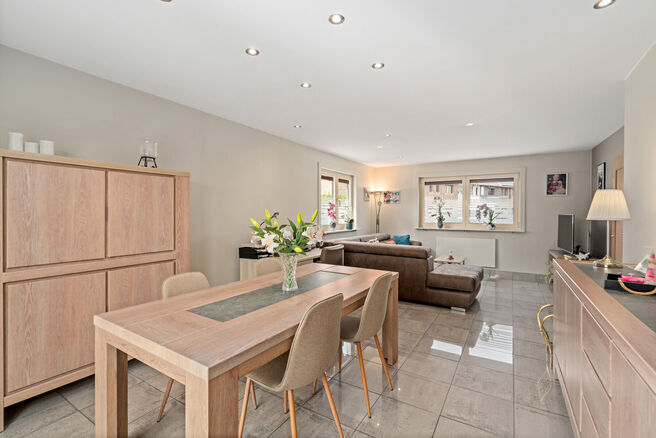 Cette spacieuse maison familiale avec 3 chambres, 2 salles de bains et plusieurs espaces de vie est id&eacute;alement situ&eacute;e dans un environnement rural, au sein d&rsquo;un quartier r&eacute;sidentiel calme &agrave; la fronti&egrave;re de Grimbergen.
Elle offre une combinaison parf