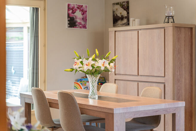 Cette spacieuse maison familiale avec 3 chambres, 2 salles de bains et plusieurs espaces de vie est id&eacute;alement situ&eacute;e dans un environnement rural, au sein d&rsquo;un quartier r&eacute;sidentiel calme &agrave; la fronti&egrave;re de Grimbergen.
Elle offre une combinaison parf