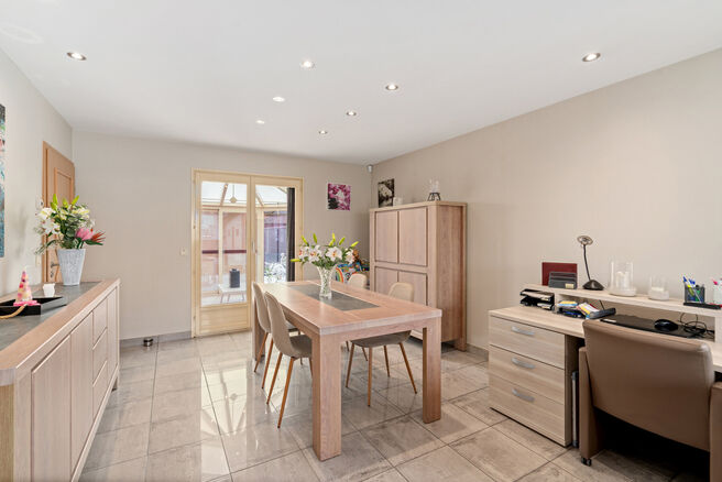 Cette spacieuse maison familiale avec 3 chambres, 2 salles de bains et plusieurs espaces de vie est id&eacute;alement situ&eacute;e dans un environnement rural, au sein d&rsquo;un quartier r&eacute;sidentiel calme &agrave; la fronti&egrave;re de Grimbergen.
Elle offre une combinaison parf