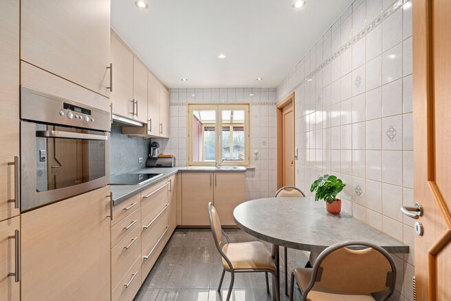 Cette spacieuse maison familiale avec 3 chambres, 2 salles de bains et plusieurs espaces de vie est id&eacute;alement situ&eacute;e dans un environnement rural, au sein d&rsquo;un quartier r&eacute;sidentiel calme &agrave; la fronti&egrave;re de Grimbergen.
Elle offre une combinaison parf