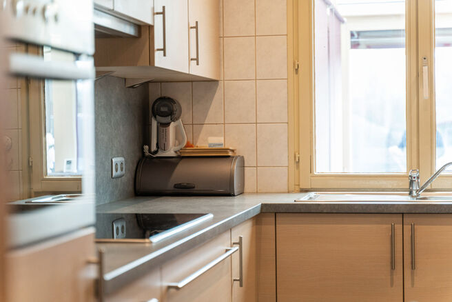 Cette spacieuse maison familiale avec 3 chambres, 2 salles de bains et plusieurs espaces de vie est id&eacute;alement situ&eacute;e dans un environnement rural, au sein d&rsquo;un quartier r&eacute;sidentiel calme &agrave; la fronti&egrave;re de Grimbergen.
Elle offre une combinaison parf