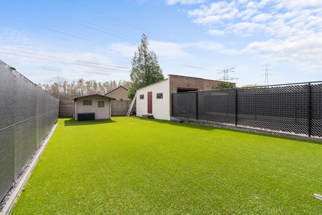 Cette spacieuse maison familiale avec 3 chambres, 2 salles de bains et plusieurs espaces de vie est id&eacute;alement situ&eacute;e dans un environnement rural, au sein d&rsquo;un quartier r&eacute;sidentiel calme &agrave; la fronti&egrave;re de Grimbergen.
Elle offre une combinaison parf