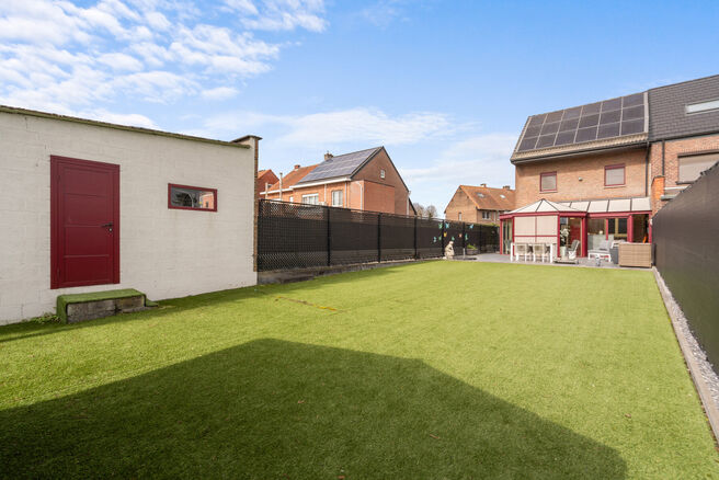 Cette spacieuse maison familiale avec 3 chambres, 2 salles de bains et plusieurs espaces de vie est id&eacute;alement situ&eacute;e dans un environnement rural, au sein d&rsquo;un quartier r&eacute;sidentiel calme &agrave; la fronti&egrave;re de Grimbergen.
Elle offre une combinaison parf