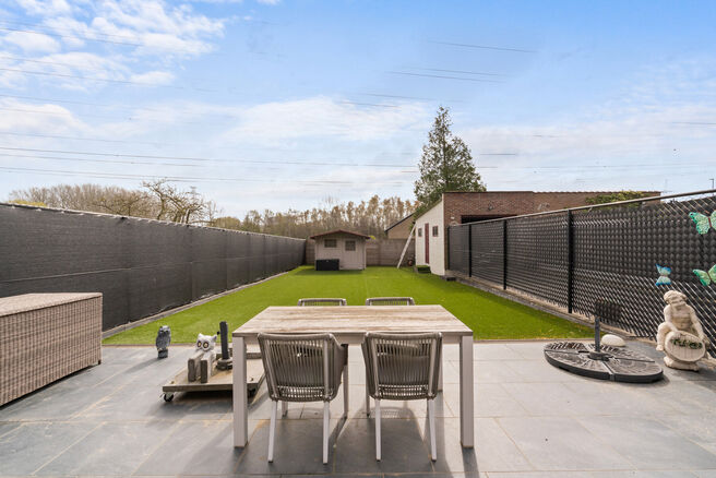Cette spacieuse maison familiale avec 3 chambres, 2 salles de bains et plusieurs espaces de vie est id&eacute;alement situ&eacute;e dans un environnement rural, au sein d&rsquo;un quartier r&eacute;sidentiel calme &agrave; la fronti&egrave;re de Grimbergen.
Elle offre une combinaison parf