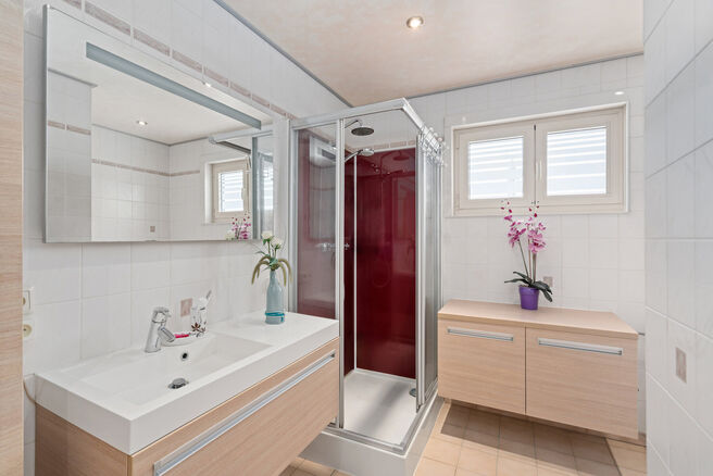 Cette spacieuse maison familiale avec 3 chambres, 2 salles de bains et plusieurs espaces de vie est id&eacute;alement situ&eacute;e dans un environnement rural, au sein d&rsquo;un quartier r&eacute;sidentiel calme &agrave; la fronti&egrave;re de Grimbergen.
Elle offre une combinaison parf