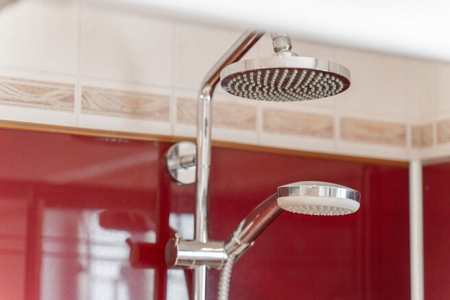 Cette spacieuse maison familiale avec 3 chambres, 2 salles de bains et plusieurs espaces de vie est id&eacute;alement situ&eacute;e dans un environnement rural, au sein d&rsquo;un quartier r&eacute;sidentiel calme &agrave; la fronti&egrave;re de Grimbergen.
Elle offre une combinaison parf