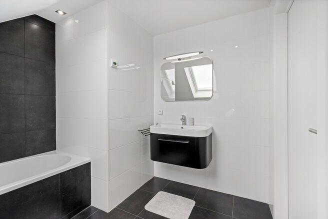 Cette spacieuse maison familiale avec 3 chambres, 2 salles de bains et plusieurs espaces de vie est id&eacute;alement situ&eacute;e dans un environnement rural, au sein d&rsquo;un quartier r&eacute;sidentiel calme &agrave; la fronti&egrave;re de Grimbergen.
Elle offre une combinaison parf