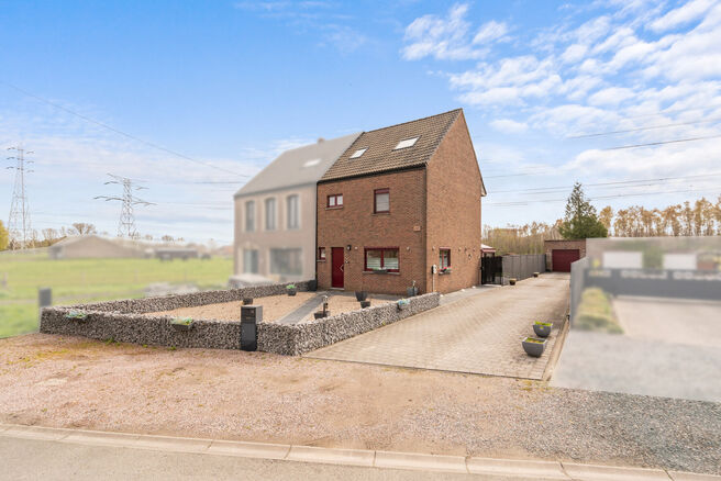 Cette spacieuse maison familiale avec 3 chambres, 2 salles de bains et plusieurs espaces de vie est id&eacute;alement situ&eacute;e dans un environnement rural, au sein d&rsquo;un quartier r&eacute;sidentiel calme &agrave; la fronti&egrave;re de Grimbergen.
Elle offre une combinaison parf