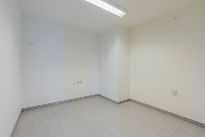 Cet appartement en rez-de-chaussée avec deux chambres est situé dans un cadre paisible et verdoyant, à proximité immédiate de la frontière flamande, au sein d’une copropriété bien entretenue.
Bien qu’il ne dispose pas encore d’une cuisine ni