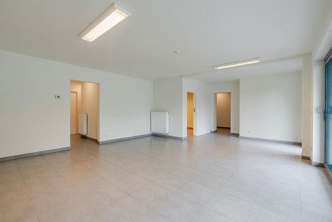 Cet appartement en rez-de-chauss&eacute;e avec deux chambres est situ&eacute; dans un cadre paisible et verdoyant, &agrave; proximit&eacute; imm&eacute;diate de la fronti&egrave;re flamande, au sein d&rsquo;une copropri&eacute;t&eacute; bien entretenue.
Bien qu&rsquo;il ne dispose pas encore d&rsquo;une cuisine ni