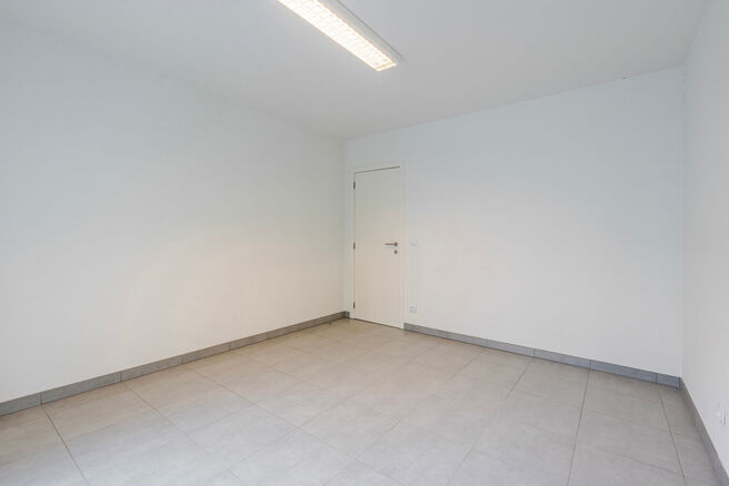 Cet appartement en rez-de-chauss&eacute;e avec deux chambres est situ&eacute; dans un cadre paisible et verdoyant, &agrave; proximit&eacute; imm&eacute;diate de la fronti&egrave;re flamande, au sein d&rsquo;une copropri&eacute;t&eacute; bien entretenue.
Bien qu&rsquo;il ne dispose pas encore d&rsquo;une cuisine ni