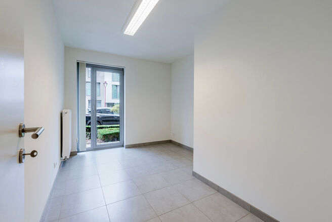 Cet appartement en rez-de-chauss&eacute;e avec deux chambres est situ&eacute; dans un cadre paisible et verdoyant, &agrave; proximit&eacute; imm&eacute;diate de la fronti&egrave;re flamande, au sein d&rsquo;une copropri&eacute;t&eacute; bien entretenue.
Bien qu&rsquo;il ne dispose pas encore d&rsquo;une cuisine ni