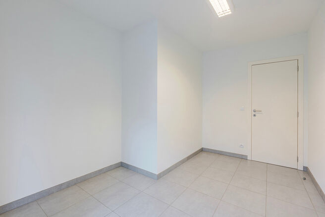 Cet appartement en rez-de-chauss&eacute;e avec deux chambres est situ&eacute; dans un cadre paisible et verdoyant, &agrave; proximit&eacute; imm&eacute;diate de la fronti&egrave;re flamande, au sein d&rsquo;une copropri&eacute;t&eacute; bien entretenue.
Bien qu&rsquo;il ne dispose pas encore d&rsquo;une cuisine ni