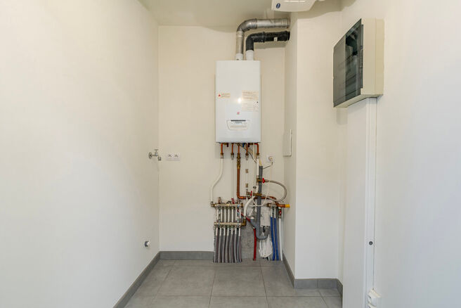 Cet appartement en rez-de-chauss&eacute;e avec deux chambres est situ&eacute; dans un cadre paisible et verdoyant, &agrave; proximit&eacute; imm&eacute;diate de la fronti&egrave;re flamande, au sein d&rsquo;une copropri&eacute;t&eacute; bien entretenue.
Bien qu&rsquo;il ne dispose pas encore d&rsquo;une cuisine ni