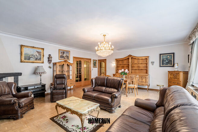 Cet appartement situ&eacute; au rez-de-chauss&eacute;e comprend 3 chambres, une v&eacute;randa, une cave privative ainsi qu'un emplacement de parking.

DISPOSITION:
Le hall d'entr&eacute;e central dessert l'ensemble des pi&egrave;ces de l'appartement.
Le parquet, parfaitement entreten